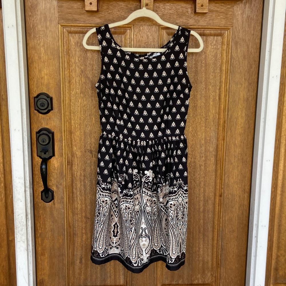 Pinky | Black sleeveless dress w/ cream design